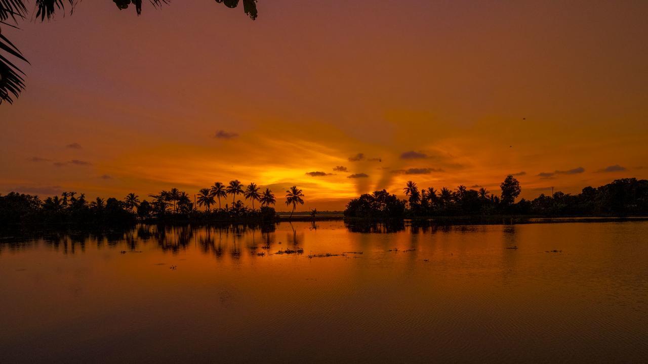 Warmth Lake Haven Alappuzha 외부 사진