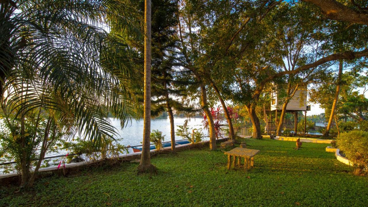 Warmth Lake Haven Alappuzha 외부 사진