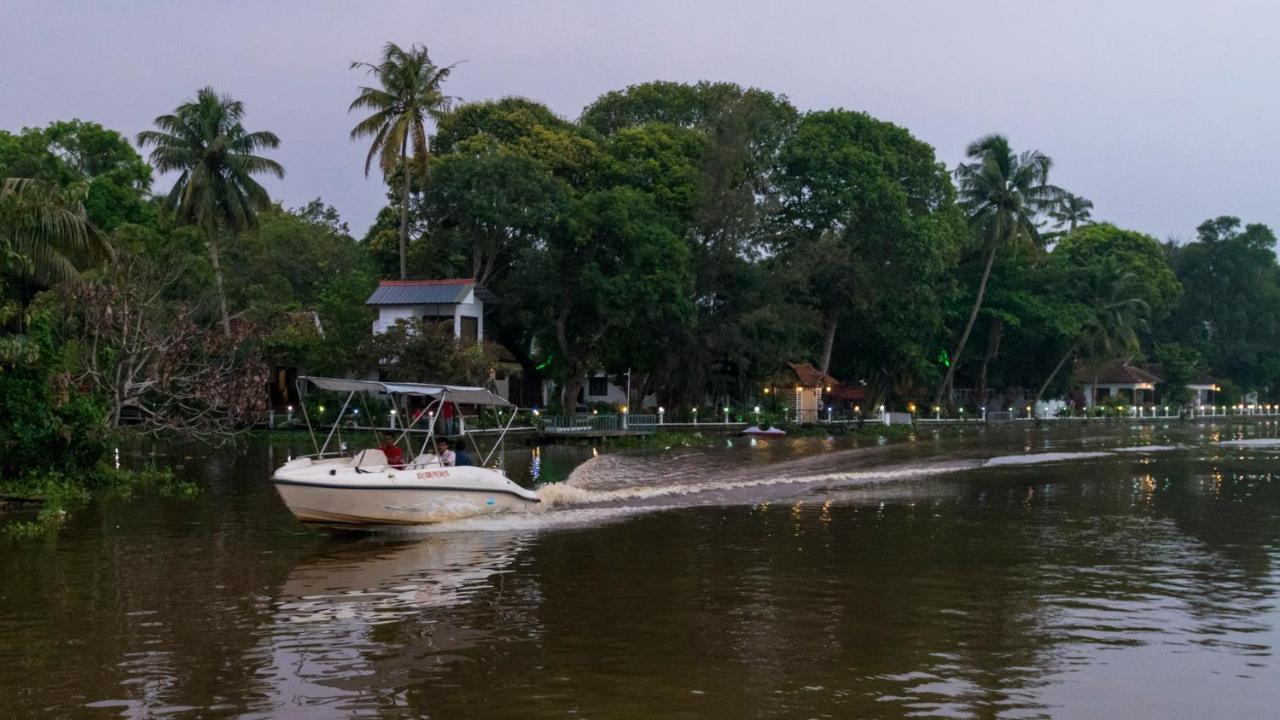 Warmth Lake Haven Alappuzha 외부 사진