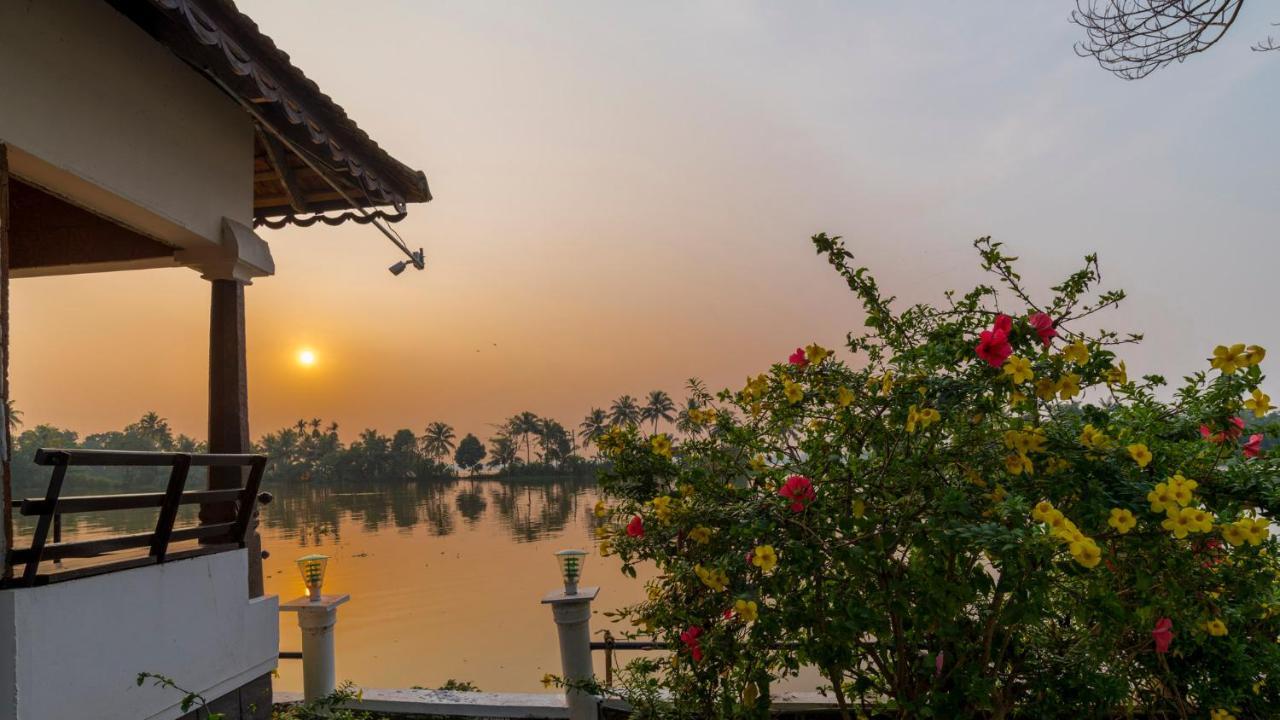 Warmth Lake Haven Alappuzha 외부 사진